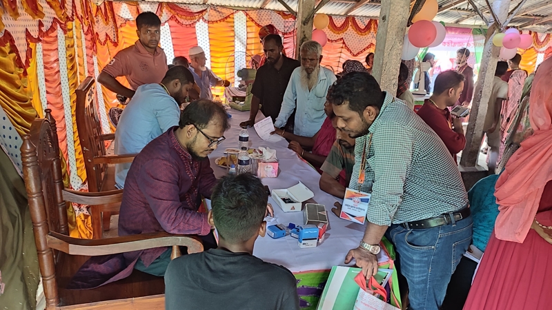 চাটমোহরে ফ্রি মেডিকেল ক্যাম্প অনুষ্ঠিত