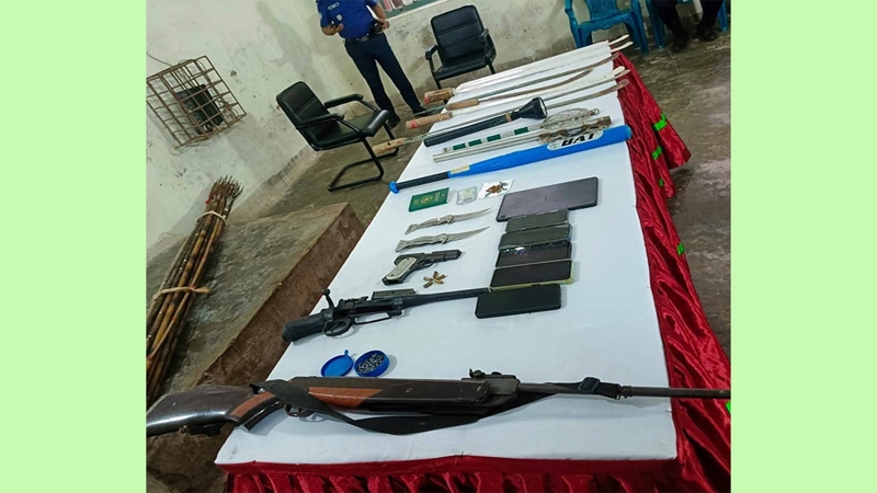 মাদারীপুরে যৌথবাহিনী অভিযানে দেশি-বিদেশি অস্ত্র ও নারীসহ আটক  ৬