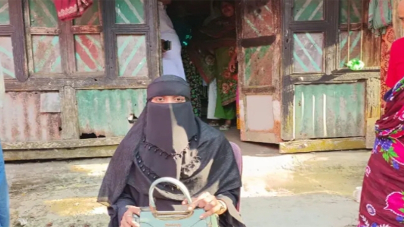 মাদারীপুর প্রেমিকের বাড়িতে প্রেমিকার অনশন