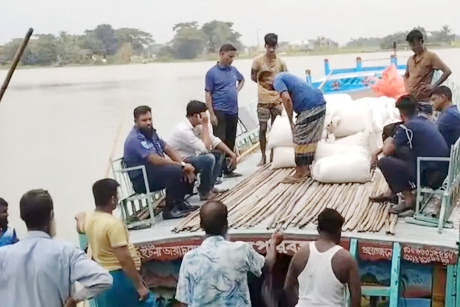 ইটনায় ৭২ বস্তা সরকারি চালসহ মাঝি আটক