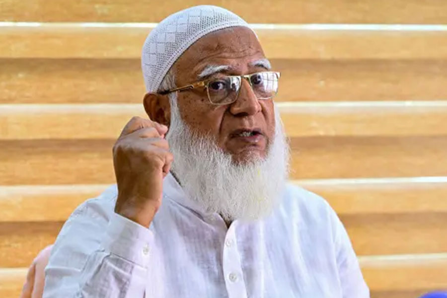 হজের উদ্দেশে দেশ ছাড়ছেন বিরোধীদলীয় নেতা