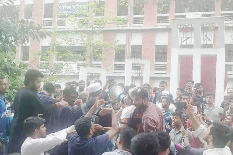হঠাৎ কঠোর কর্মসূচির হুঁশিয়ারি দিলেন ৭ কলেজের শিক্ষার্থীরা