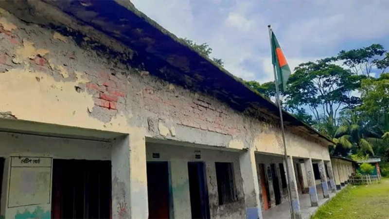 ঝালকাঠিতে জরাজীর্ণ ভবনের পলেস্তারা খসে পড়ে ৭ শিক্ষার্থী আহত