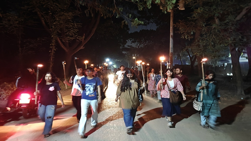 মাইলস্টোন কলেজের শিক্ষার্থীদের প্রতি সংহতি জানিয়ে জাবিতে মশাল মিছিল