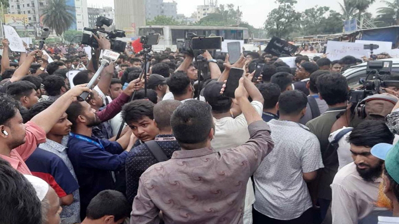 ৬ দাবিতে মাইলস্টোন শিক্ষার্থীদের বিক্ষোভ