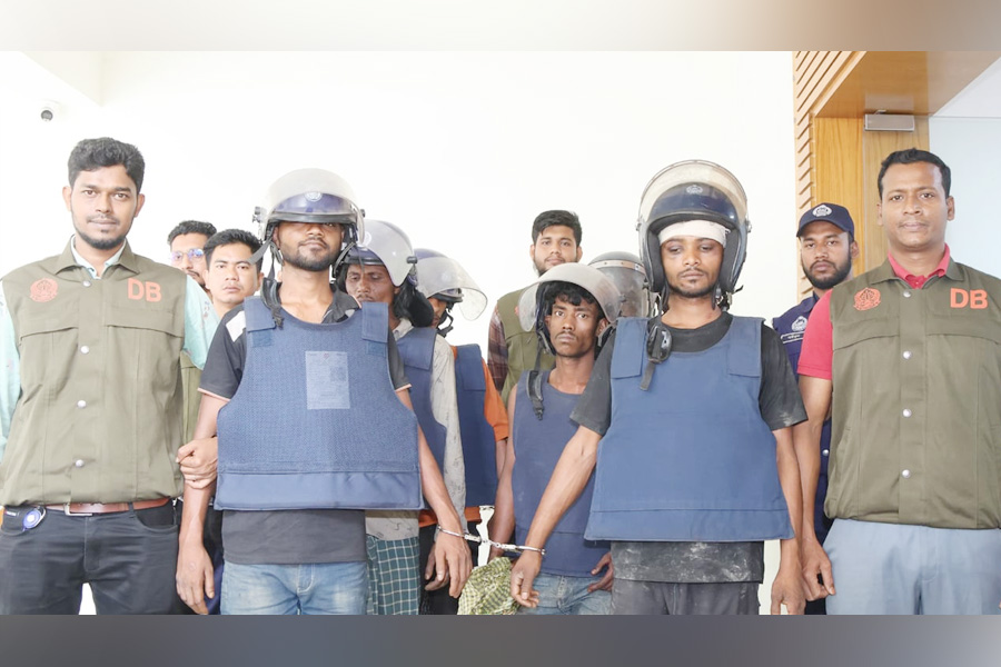 পাহাড়তলীতে পেশাদার ডাকাত চক্রের ৯ সদস্য গ্রেপ্তার