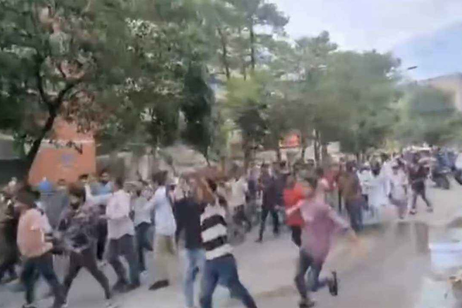 ধানমন্ডিতে আ.লীগ-যুবলীগের ঝটিকা মিছিল, ককটেল বিস্ফোরণ