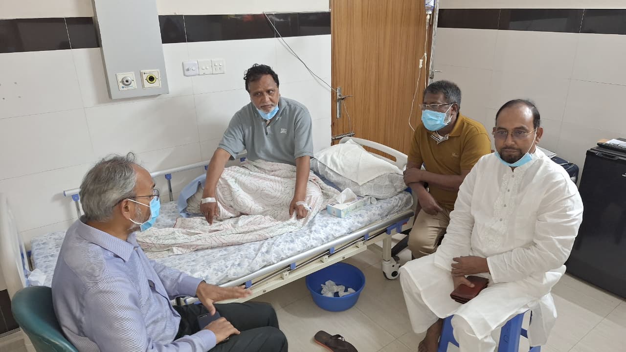 বীর মুক্তিযোদ্ধা আবদুস সালামকে দেখতে হাসপাতালে যান ডা. রফিক