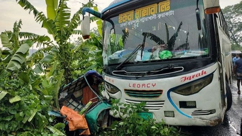 বরগুনায় সড়ক দুর্ঘটনায় বাবা-মেয়েসহ ৩ জনের মৃত্যু