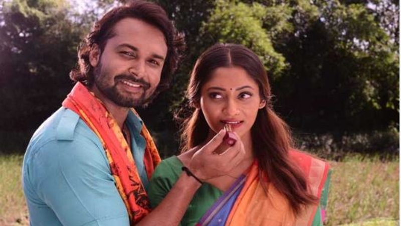 নাচে-গানে রং ছড়ালেন আদর-পূজা
