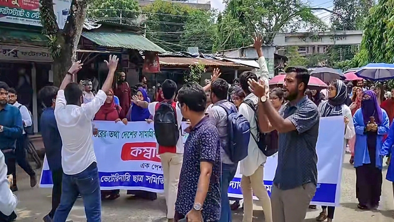 কম্বাইন্ড ডিগ্রির দাবিতে উত্তাল বাকৃবি, অনুষদীয় গেটে তালা