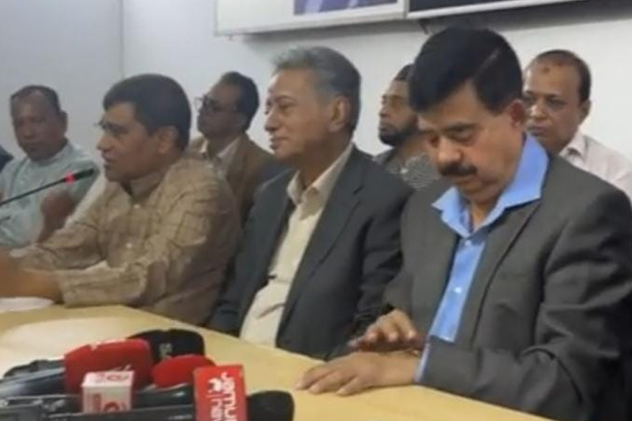 খসরুর হাতে ফুল দিয়ে বিএনপিতে যোগ দিলেন সেলিম