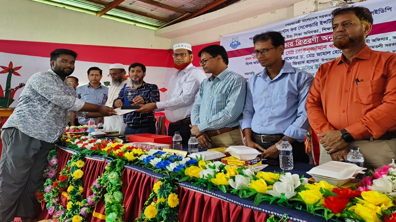 আমতলীতে কৃতি শিক্ষার্থীদের সংবর্ধনা ও সনদ প্রদান