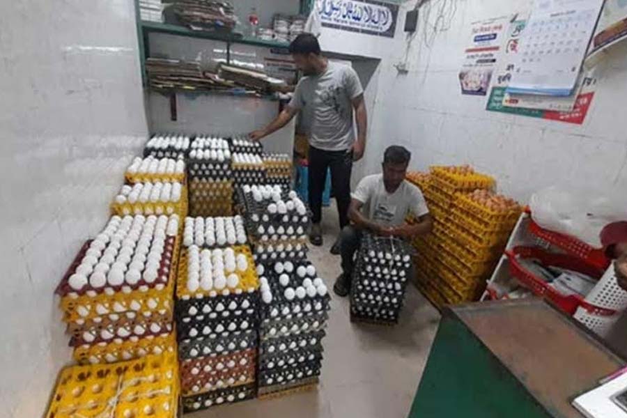 অদৃশ্য সিন্ডিকেটের নিয়ন্ত্রণে ডিম-মুরগির বাজার