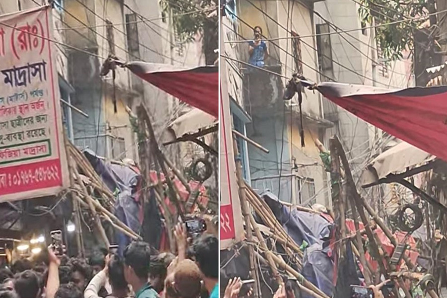 ভূমিকম্পে আরমানিটোলার ৫ তলা ভবনের অংশ ধসে পড়লো