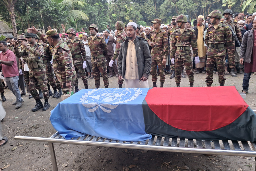সেনা সদস্য জাহাঙ্গীর আলমকে নিজ গ্রামে সামরিক মর্যাদায় দাফন