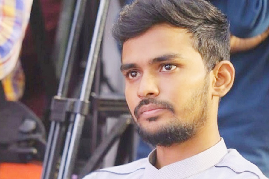 সিঙ্গাপুরে উপদেষ্টার চিকিৎসা মানবিক দৃষ্টিকোণ থেকে দেখা উচিত