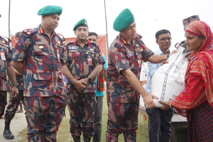 দৌলতপুরে নদীভাঙনে ১১৫ পরিবারকে ত্রাণ সহায়তা দিল বিজিবি