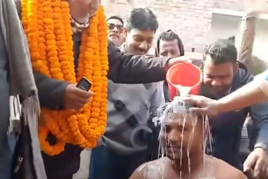 দুধ দিয়ে গোসল করে বিএনপিতে যোগ দিলেন আ’লীগের কর্মী