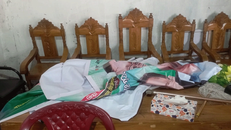ব্যানারে নেতার ছবি না থাকায় বিএনপির অফিস ভাঙচুর
