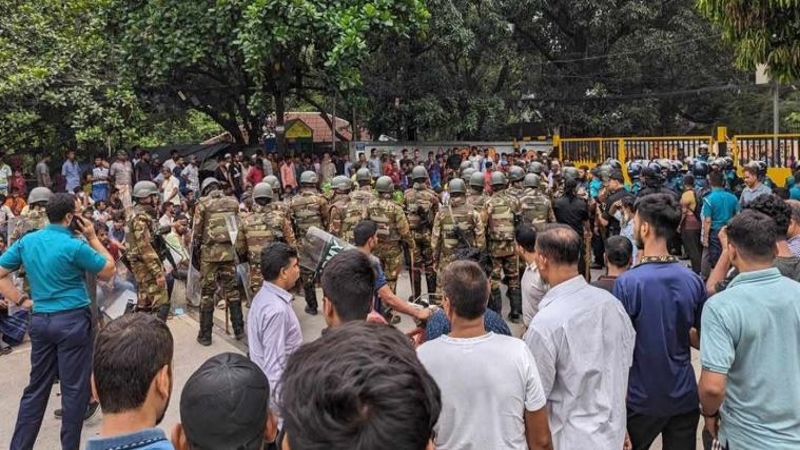 বনানীতে অটোচালকদের মারমুখী আচরণ