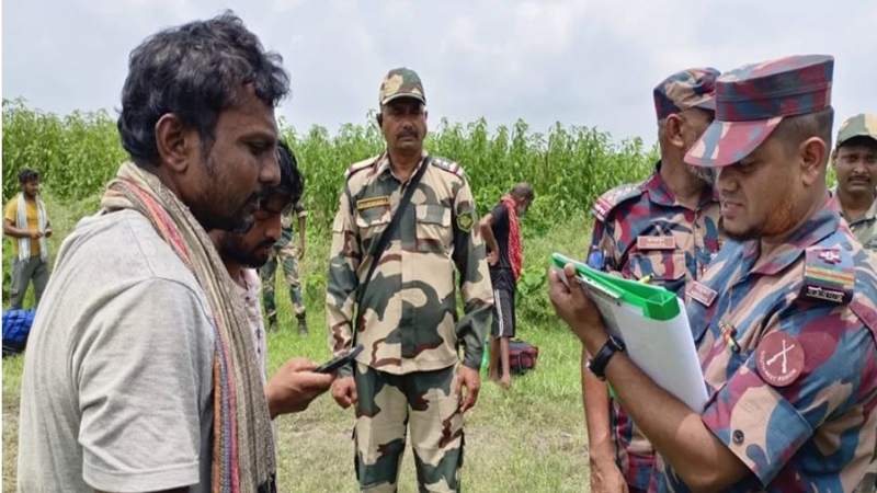 আটক ১৭ বাংলাদেশিকে ফেরত দিল বিএসএফ