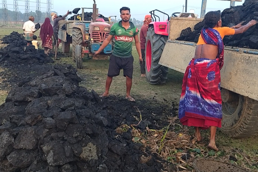 ফোর লেন প্রকল্পের মাটি কেটে মিলছে কয়লা সদৃশ জ্বালানি