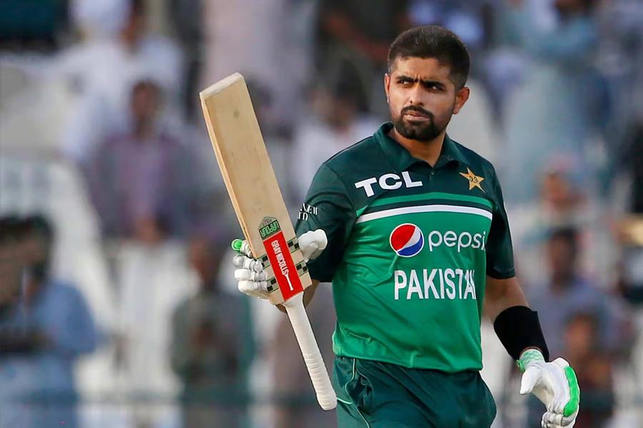 কোহলিকে ছাড়ানোর হাতছানি বাবরের সামনে