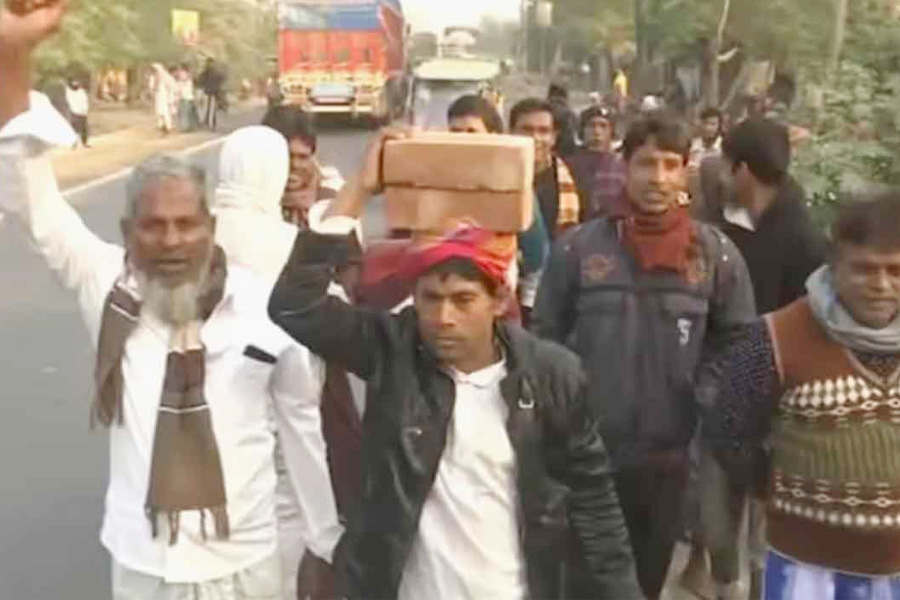 বাবরি মসজিদ ভিত্তিপ্রস্তরে ইট আনছেন স্থানীয়রা