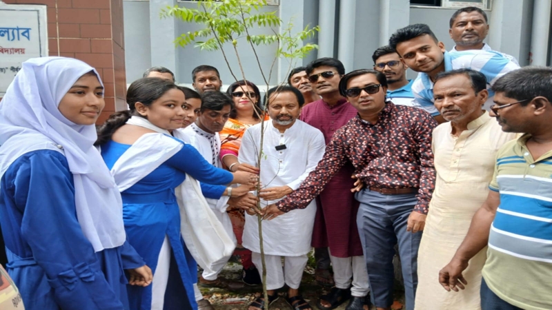 সিরাজগঞ্জে জেলা বিএনপি'র সাধারণ সম্পাদক বাচ্চু'র বৃক্ষ রোপণ