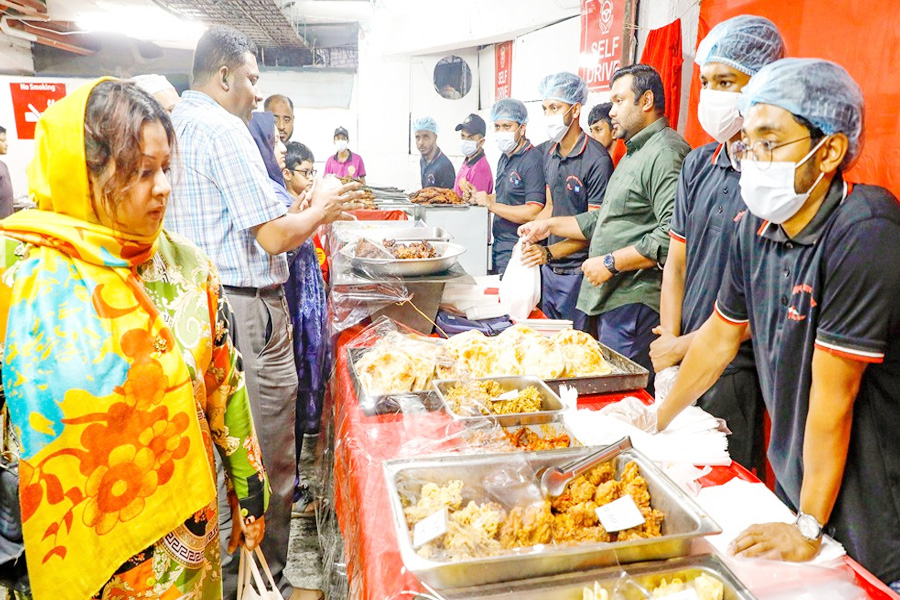 ঢাকার ইফতারের মানচিত্র বদলে দিচ্ছে বেইলি রোড