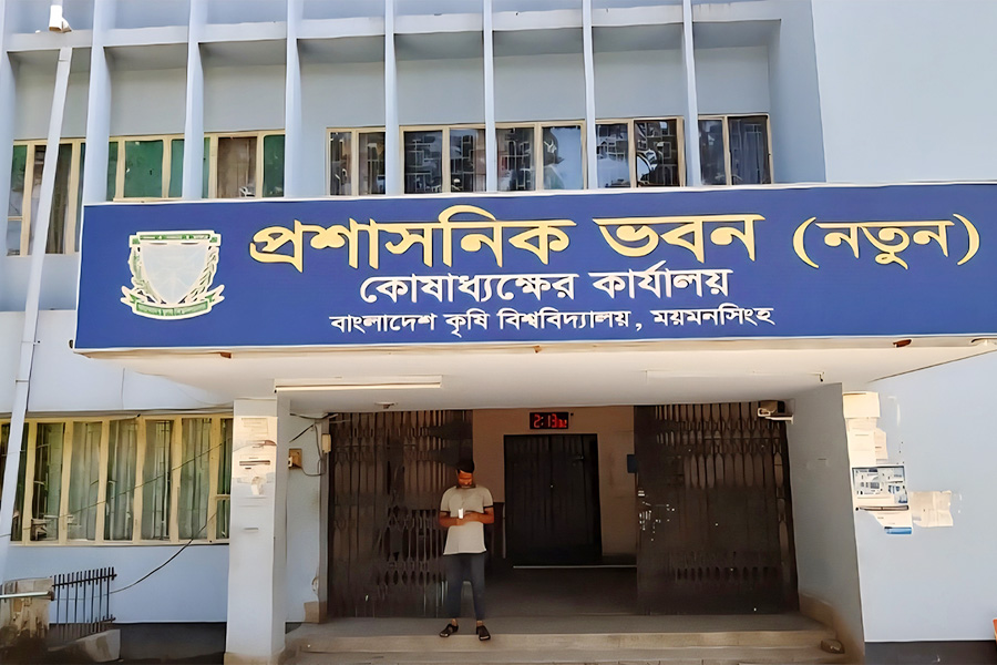 কোষাধ্যক্ষের কার্যালয়ের তালা খুললেন বাকৃবির শিক্ষার্থীরা