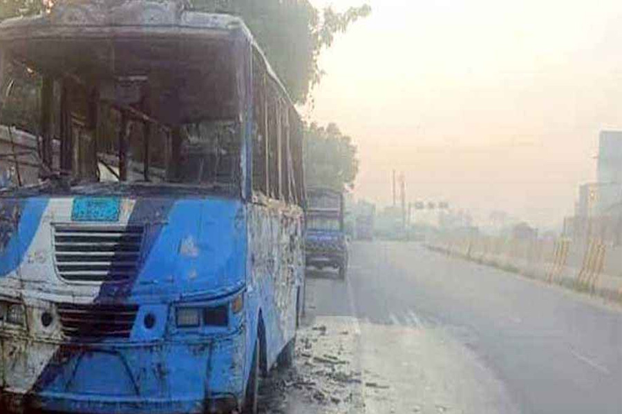 সিদ্ধিরগঞ্জে পার্কিং থাকা বাসে আগুন