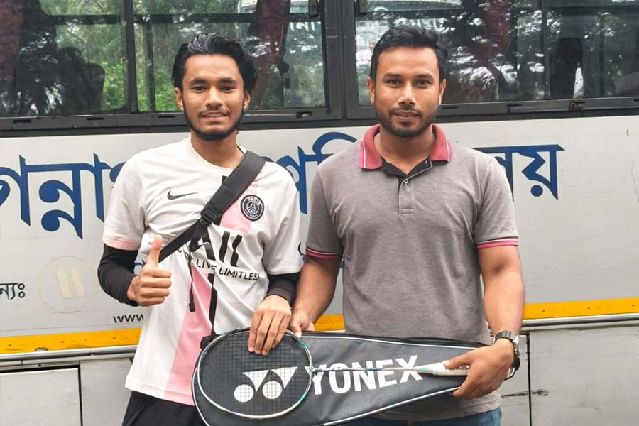 সেমিফাইনালিস্টকে ব্যাট উপহার দিলেন ছাত্রদল নেতা শাহরিয়ার
