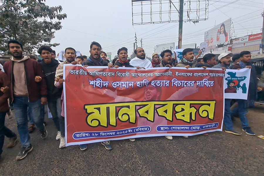 হাদি হত্যার বিচার দাবিতে মানববন্ধন ও সড়ক অবরোধ