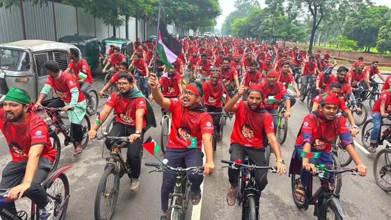 ফ্যাসিবাদ পতন ও ফতহে গণভবন সাইকেল র‌্যালিতে ছাত্রশিবিররা