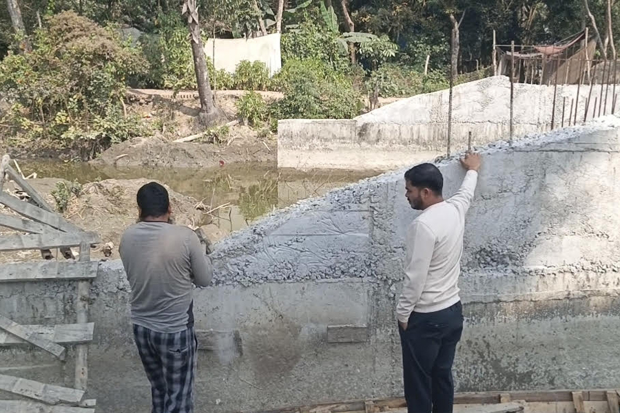 অনিয়মের প্রতিবাদে কাজ বন্ধ করে দিল এলাকাবাসী