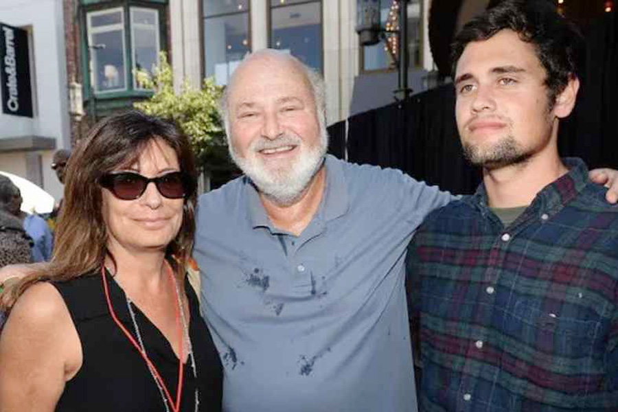 পরিচালক বাবা-মাকে হত্যার অভিযোগে ছেলে গ্রেপ্তার