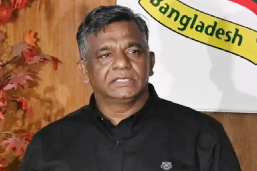 রিটার্ন টিকিট না কেটে-ই মধ্যরাতে দেশ ছাড়লেন বুলবুল