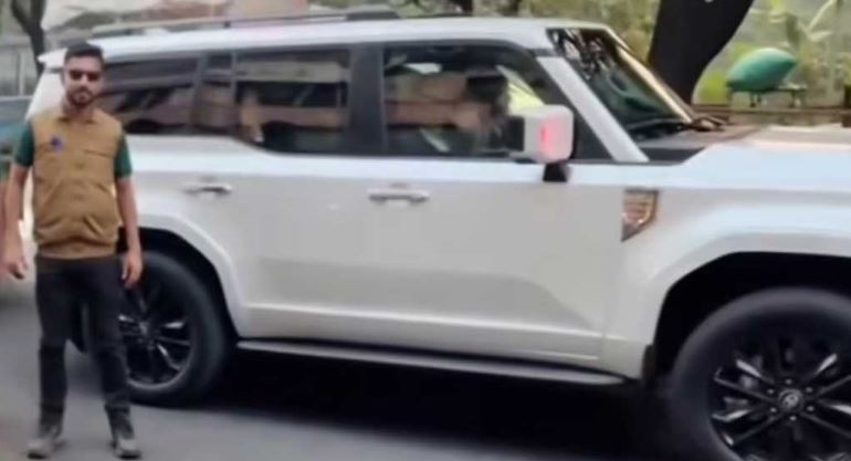 তারেক রহমানের চলন্ত গাড়িতে টেপ মারা খাম!