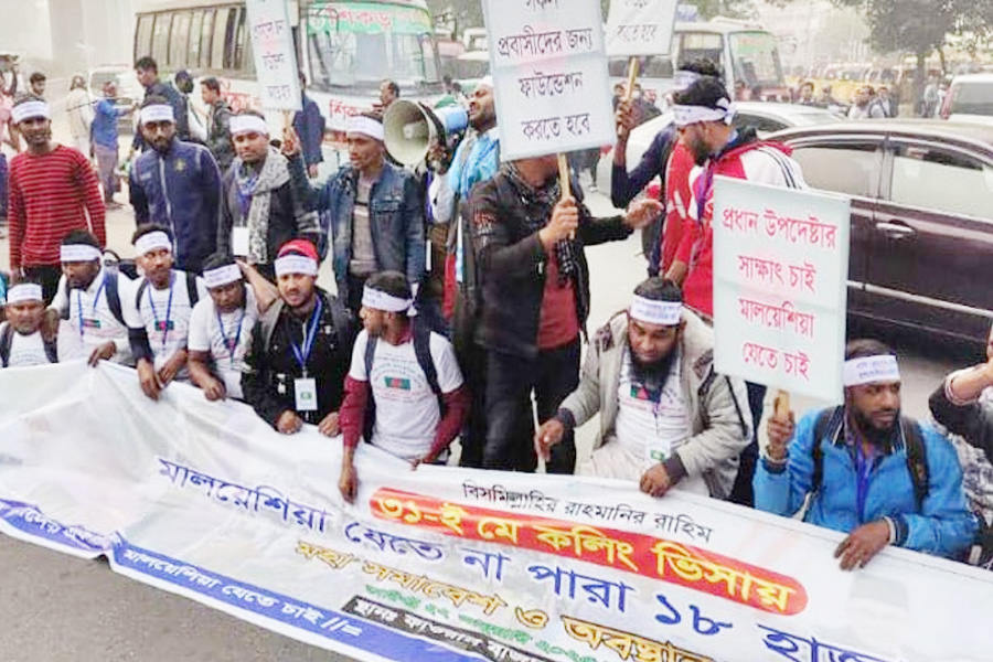 মালয়েশিয়া যাওয়ার স্বপ্নে কর্মীদের সড়ক অবরোধ