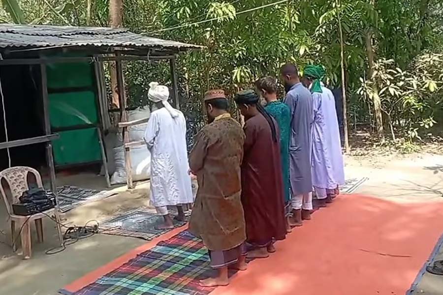 আফগানিস্তানে চাঁদ উঠেছে তাই চাঁদপুরে ৭ মুসল্লির ঈদ উদ্যাপন