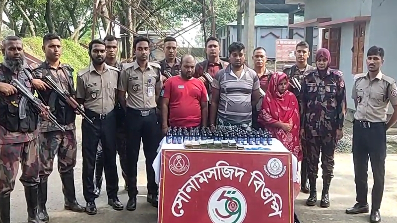 ভারতীয় সীমান্তঘেঁষা বাড়ি থেকে ফেনসিডিল ইয়াবাসহ আটক ৩