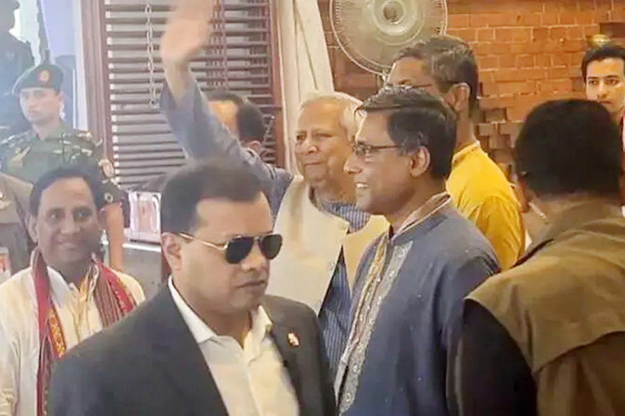 ঢাকেশ্বরী মন্দির পরিদর্শনে প্রধান উপদেষ্টা