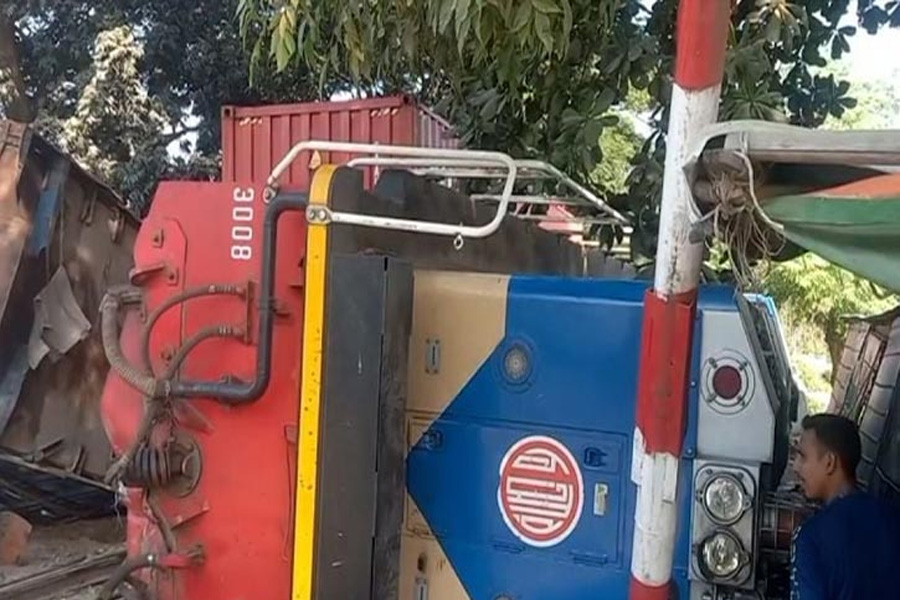 চট্টগ্রামে ট্রাকের ধাক্কায় লাইনচ্যুত মালবাহী ট্রেন