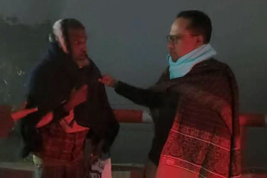 গভীর রাতে শীতার্তদের গায়ে কম্বল জড়িয়ে দিলেন ইউএনও