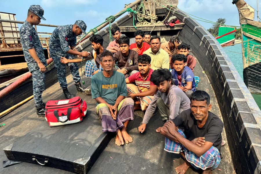 ১৫ জেলেসহ সাগরে ৪দিন ভাসলো বিকল ট্রলার