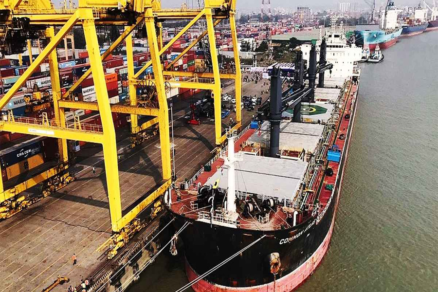 চট্টগ্রাম বন্দরে ১৬ জ্বালানি জাহাজ পৌঁছেছে, পথে ৩