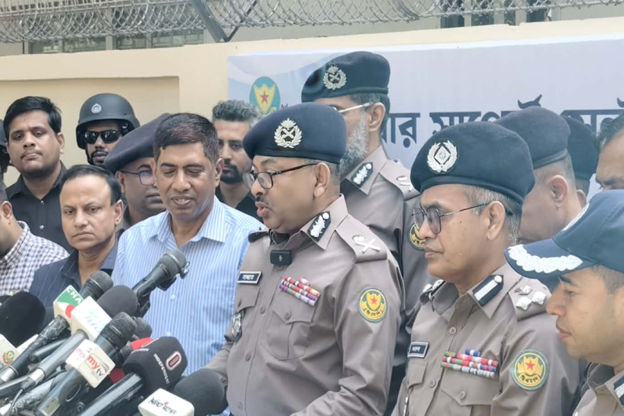 ডিএমপি কমিশনারের অনুরোধ, অফিসারদের প্রতি শ্রদ্ধা রাখুন