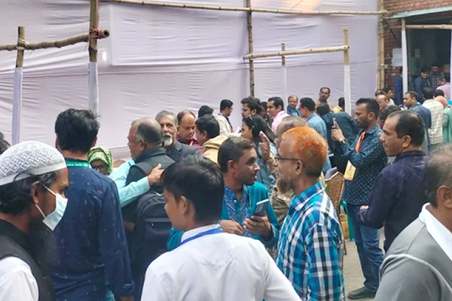 সদস্যরা লাইনে দাঁড়িয়ে ভোট দিচ্ছেন